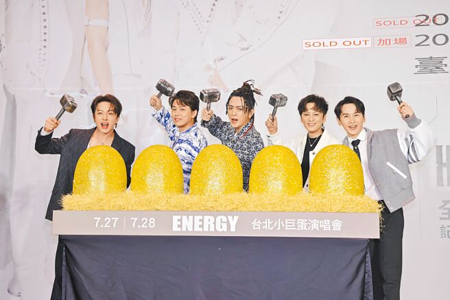Energy坤達（左起）、阿弟、Toro、書偉、牛奶29日慶祝演唱會門票秒殺。（相信音樂提供）