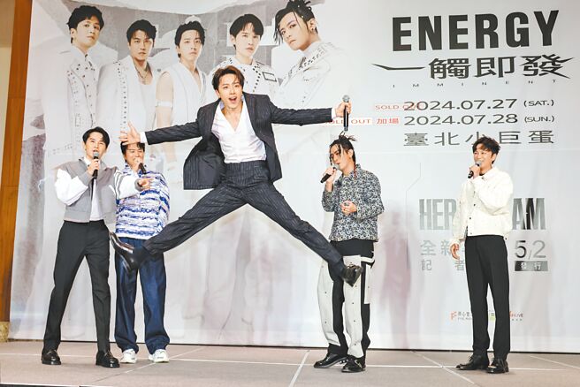 坤達（中）29日在記者會上展現舞功，大跳〈星期五晚上〉舞蹈。（相信音樂提供）