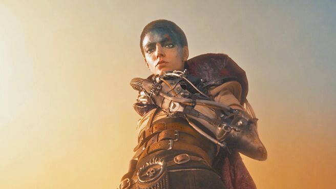 安雅泰勒喬伊在新作中剪去亮麗秀髮，以平頭造型現身。（華納兄弟提供）