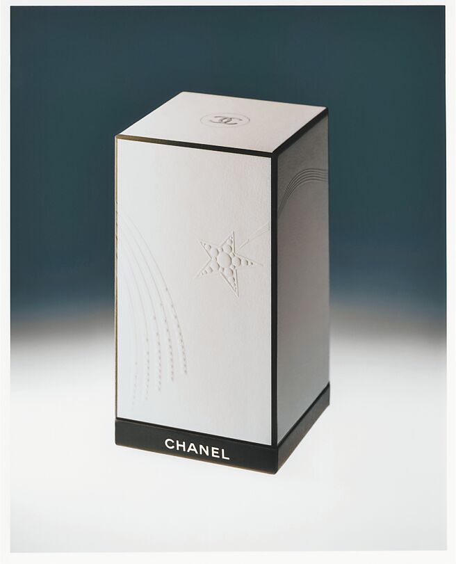 外包裝上有彗星與香奈兒女士設計的星辰項鍊浮雕設計。（CHANEL提供）