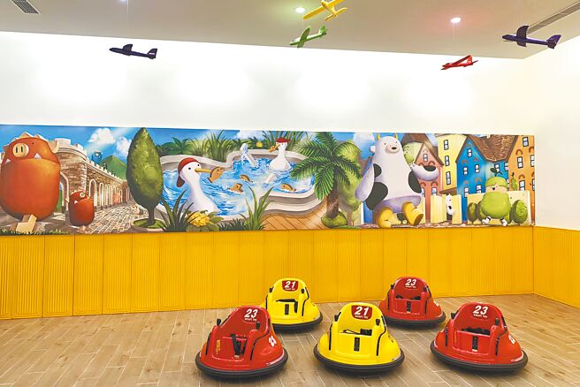 天成文旅繪日之丘館內的嘟比碰碰車，最受孩童歡迎。（天成文旅提供）