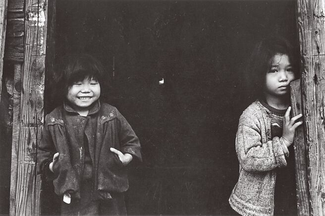 沒有母親的姊妹（土門拳作品，選自《筑豐的孩子們》）。（大田出版提供）