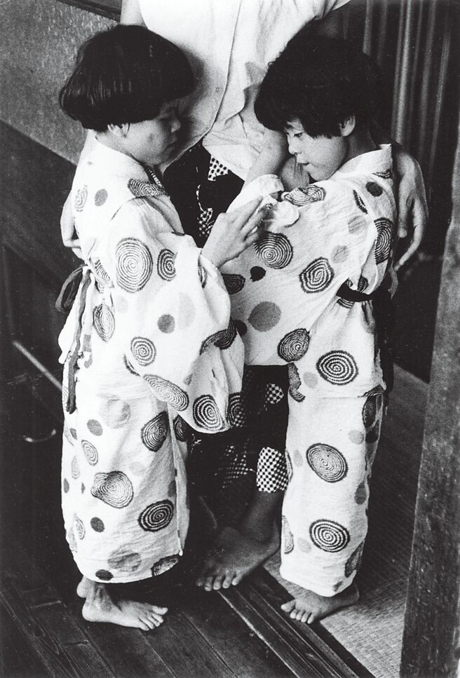 眼底深邃幽暗的世界 攝於廣島「明成園」盲童育幼院／盲眼雙胞胎。（土門拳作品，選自《廣島》）（大田出版提供）