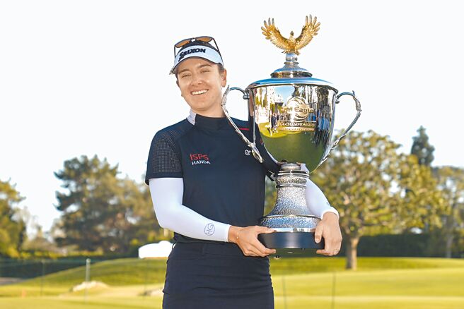 漢娜格林拿著洛杉磯錦標賽冠軍獎盃慶祝。（美聯社）