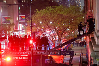 影》數百警進入哥大逮人！學生占領大樓 校方將「開除學籍」