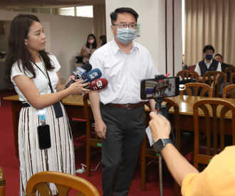 藍委控吳秉叡不在場卻投票 「老同事」郭正亮驚：從來沒看過