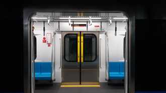 「时尚大叔」搭车满身LV 全场看傻：设计师要吐血