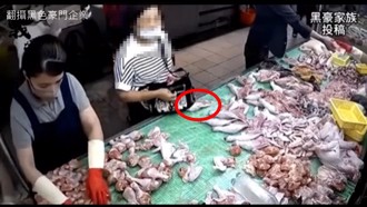 阿姨妳拿我雞腿要幹嘛！ 塑膠袋掩護「偷雞腿」遭當場抓包