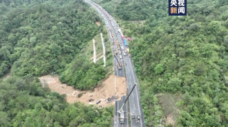 廣東高速坍塌埋人車已「24死30傷」 最新空拍畫面太震撼