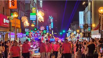 為海上花火節開幕暖身 澎湖噴火電子武轎上街