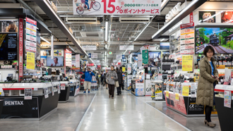 日圓狂貶！遊客狂掃免稅品「就地轉賣」 連鎖賣場出狠招