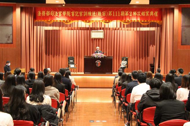 書記官和法官是關係緊密的工作夥伴，同樣是血汗司法的受害人。（圖／翻攝司法官學院官網）