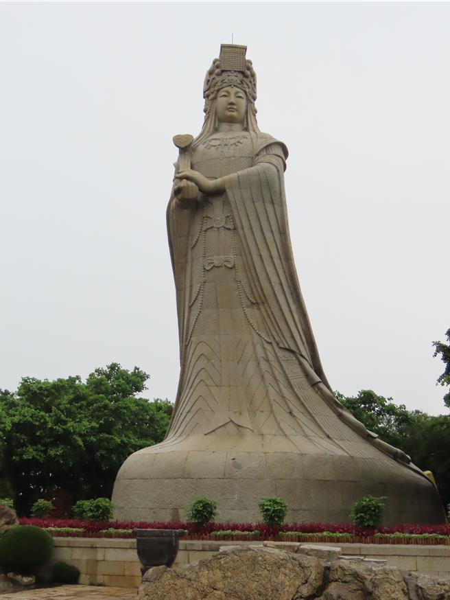 福建湄洲岛多年来都是妈祖信徒朝圣旅游的「东方麦加」。图为矗立于祖庙山巅、面向台湾海峡，高逾14公尺的妈祖石像。（朱绍圣摄）