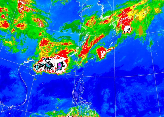 今天受锋面影响，各地都有阵雨或雷雨，西半部、宜花地区有短延时强降雨。（中央气象署提供）