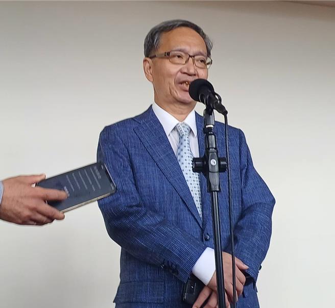 卫福部长薛瑞元今天赴立法院卫环委员会前受访。（王家瑜摄）