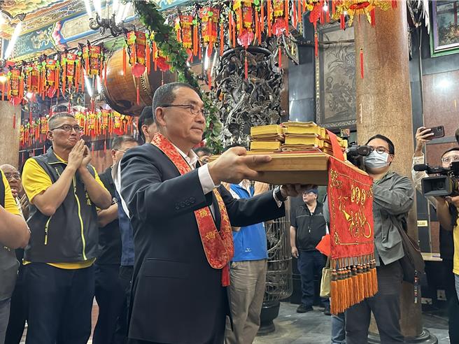 新北市长侯友宜祈求妈祖今天巡安遶境，保佑国泰民安、平安无灾。（民政局提供）
