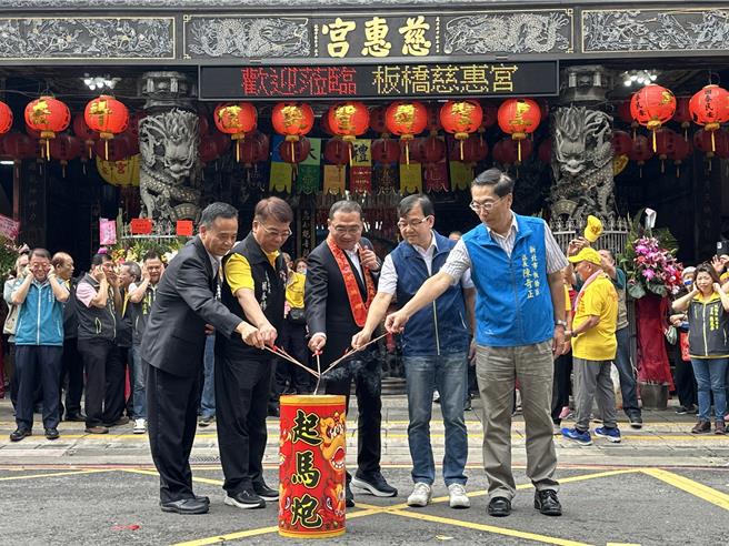 新北市长侯友宜点放起马炮，恭请妈祖起驾。（民政局提供）