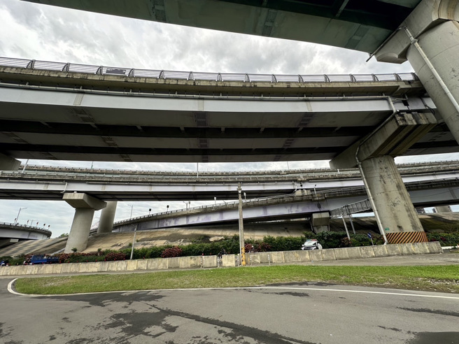 新北市三重区、重新堤外道，今天发生一起坠桥事故。（图 / 刘咏韵翻摄）