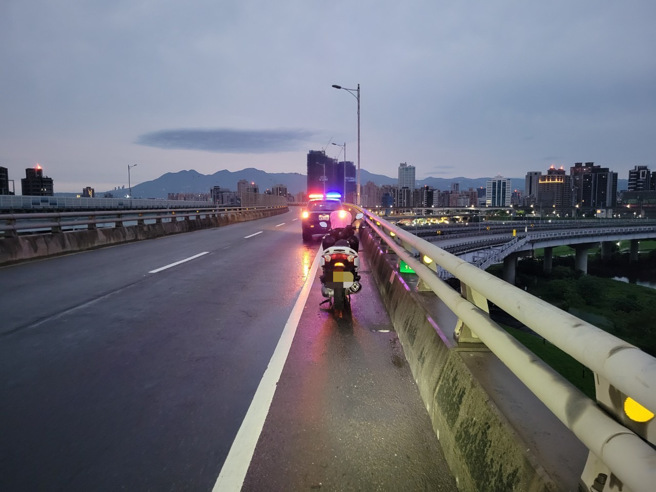 警方事发后在台64线高架桥寻获黄姓男子的黄牌重机。（图 / 刘咏韵翻摄）