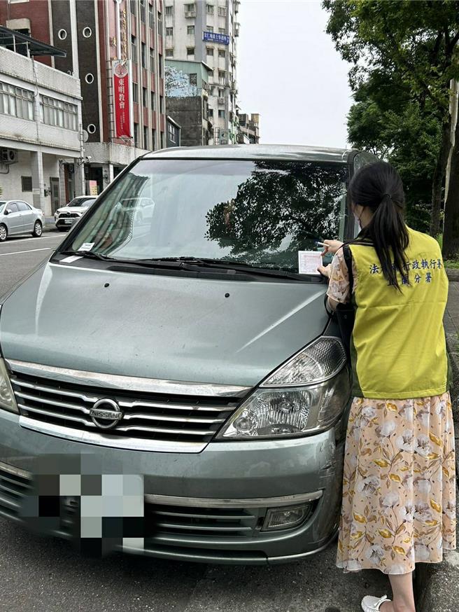 基隆一位姓女子54歲張姓女子積欠337筆國道通行費罰單未繳，法務部行政執行署宜蘭分署4月30日發現張女車輛並查封，張女得知連忙到場，表示願以分期方式繳納。（行政執行署宜蘭分署提供／徐佑昇基隆傳真）