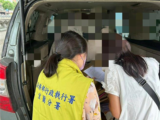 基隆一位姓女子54歲張姓女子積欠337筆國道通行費罰單未繳，法務部行政執行署宜蘭分署4月30日發現張女（右）車輛並查封，張女得知連忙到場，表示願以分期方式繳納。（行政執行署宜蘭分署提供／徐佑昇基隆傳真）
