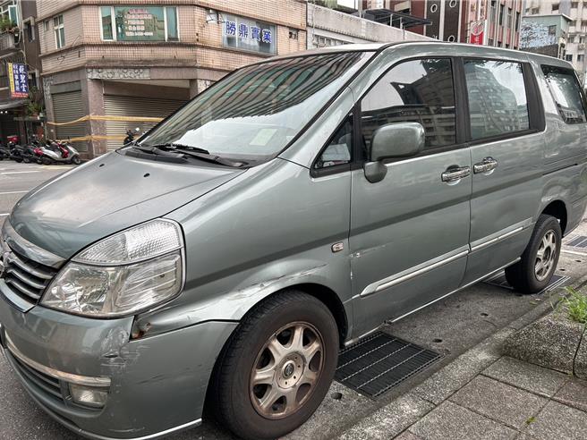 基隆一位姓女子54歲張姓女子積欠337筆國道通行費罰單未繳，法務部行政執行署宜蘭分署4月30日透過智慧追車發現張女車輛停放於基隆田寮河路邊停車格並查封。（行政執行署宜蘭分署提供／徐佑昇基隆傳真）