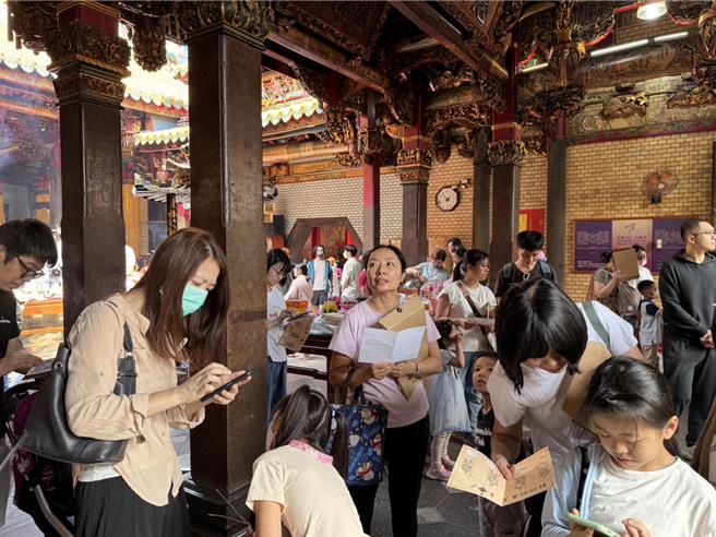 新竹高商學生以新竹市竹蓮寺及周邊商圈為範圍設計的「竹起你心中的蓮漪─實境解謎」遊戲，日前吸引近300人次參與。（新竹市政府提供／ 陳育賢新竹傳真）