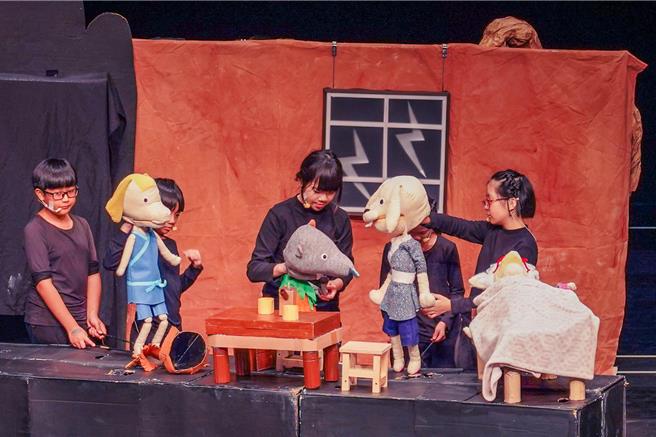 新竹县政府承办112学年度全国学生创意戏剧比赛，宝山国小山湖分校荣获现代偶戏综合偶戏组特优。（新竹县政府提供／罗浚滨新竹传真）