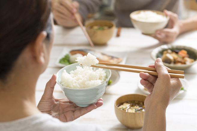 現代人生活緊湊，容易養成進食過快的習慣，小心恐對健康帶來嚴重負面影響。（示意圖：shutterstock／達志）
