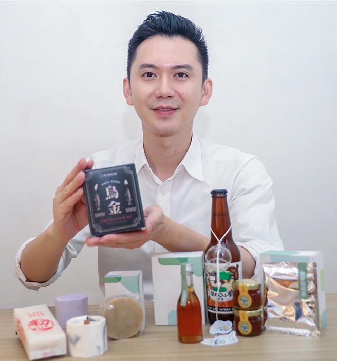 竹北市長鄭朝方指嚴選的9項竹北好禮有吃、喝、用、賞等品項，是多元商品的結合。（竹北市公所提供／羅浚濱新竹傳真）