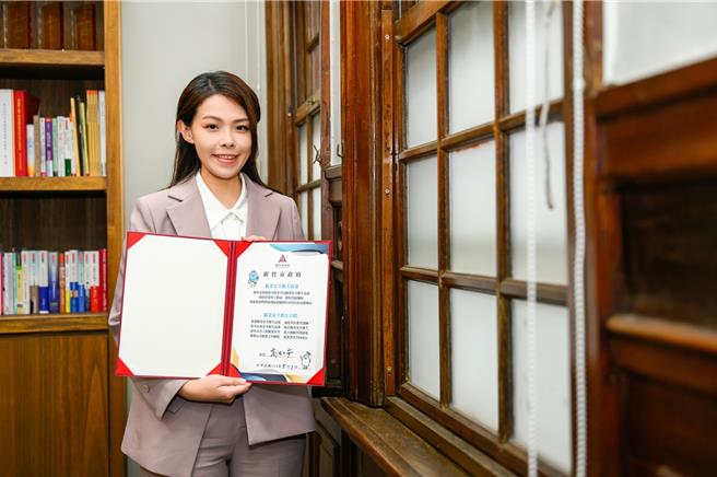 今天是五一劳动节，新竹市长高虹安特别今天正式签署「职业安全卫生宣言」，宣示市府致力提升全民职业安全卫生意识，保障各业劳工权益。（新竹市政府提供／陈育贤新竹传真）