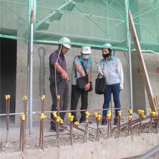 今天是五一劳动节，新竹市长高虹安特别今天正式签署「职业安全卫生宣言」，宣示市府致力提升全民职业安全卫生意识，保障各业劳工权益。（新竹市政府提供／陈育贤新竹传真）