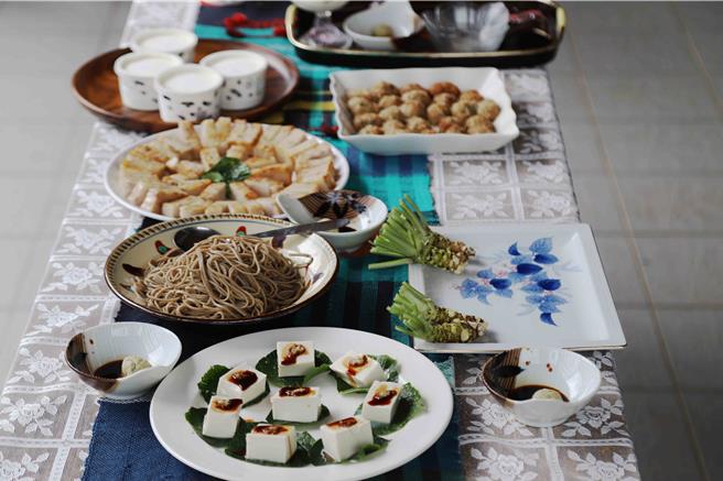 日前嘉义县长翁章梁前往阿里山上的山葵种植地关心復育情形，也品嚐多道山葵料理的绝妙滋味。（嘉义县政府提供／吕妍庭嘉义传真）