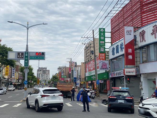 高雄三民区1日发生一件砂石车车祸。（高市三民二分局提供／杨舒婷高雄传真）