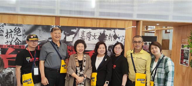 監察院院長陳菊、勞動部部長許銘春等人1日受邀出席台灣勞工陣線辦理的「台灣勞動40載：勞工運動回顧與展望」特展開幕。（林良齊攝）