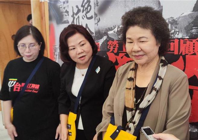 監察院院長陳菊、勞動部部長許銘春等人1日受邀出席台灣勞工陣線辦理的「台灣勞動40載：勞工運動回顧與展望」特展開幕。（林良齊攝）