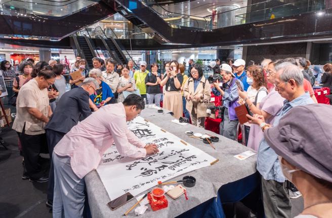 11位书画名家于昨（30日）以「歌颂母爱」为主题展现水墨挥毫及绘画。（吴松翰摄）