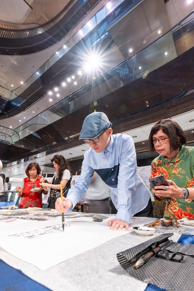 11位书画名家于昨（30日）以「歌颂母爱」为主题展现水墨挥毫及绘画。（吴松翰摄）