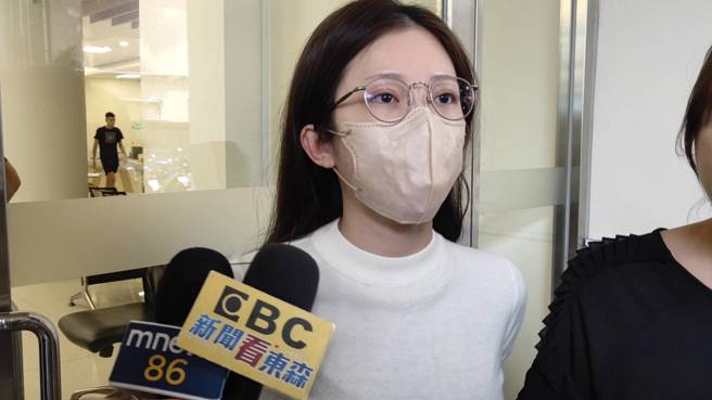 鸡排妹现身北检缴罚金，为「原味内裤」呛女记者。(陈志贤摄)