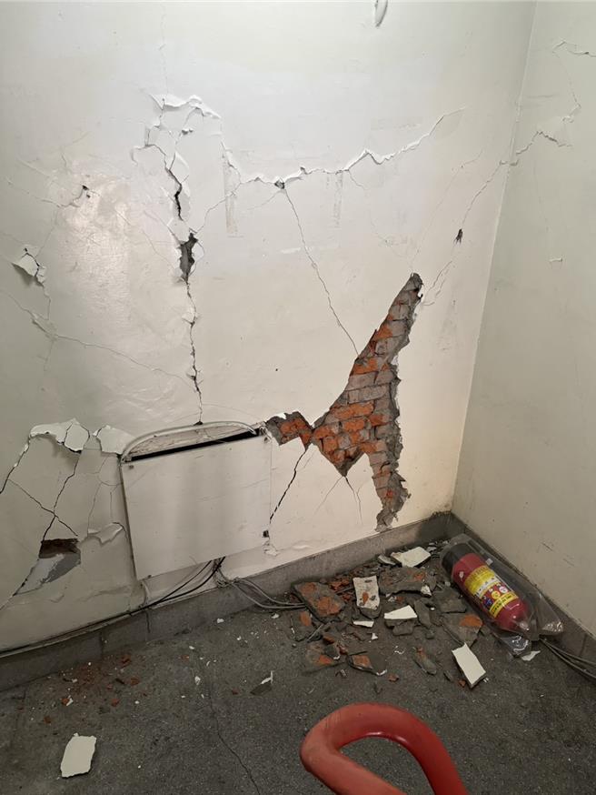 新北市府今宣布实施「新北市政府办理0403地震灾害建筑物共用部分修缮补助计画」，针对公寓共用部分在地震中造成灾损提供补助。（新北市工务局提供／吕健豪新北传真）