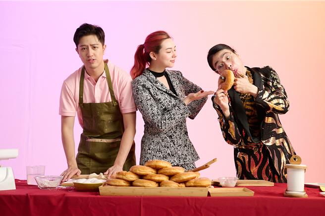 莫凡新（左）与网红玮哥、ICRT DJ凯琳 Cait Lin拍摄新歌〈Fake It Till You Make It 〉MV。（唯有音乐提供）