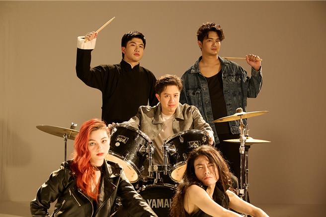 莫凡新（中）与网红玮哥、ICRT DJ凯琳 Cait Lin一同演唱新歌〈Fake It Till You Make It 〉。（唯有音乐提供）