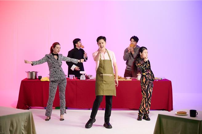 莫凡新（中）与网红玮哥(右)、ICRT DJ凯琳 Cait Lin一同演唱新歌〈Fake It Till You Make It 〉。（唯有音乐提供）