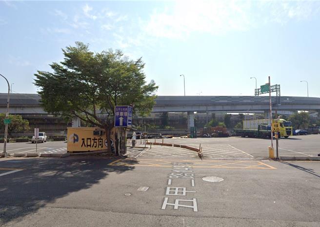 高雄陈姓男子以不明方式取得林姓男子的身分证、驾照正反面照片，先在租车网站上注册，再偽造签名租车4天，期间疯狂违规。陈男还车后林男收到罚单傻眼，才发现自己身分遭盗用，气的报警提告，高雄地检署依偽造文书罪将陈男起诉。（取自GoogleMap／袁庭尧高雄传真）