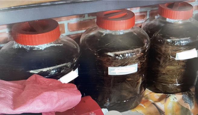 南投县府财政处在社群网站，发现民眾贩售各式私酿酒，甚至代客泡制酒品，已违反《菸酒管理法》最重将裁罚100万元，检举人可依裁罚金额，获得最高45％奖励金。（南投县府提供／王煌忠南投传真）★《中时新闻网》关心您：饮酒过量，有碍健康。酒后不开车，安全有保障！