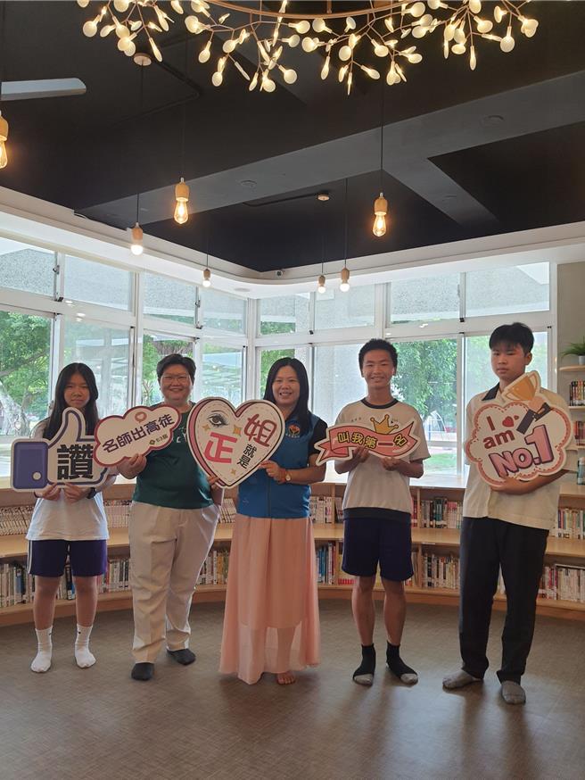 輔導主任崔春平（左二）也獲全國技藝教育績優人員肯定。（校方提供／李京昇苗栗傳真）