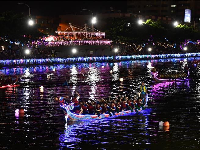 鹿港国际龙舟锦标赛因比赛时间横跨至夜间，灯光绚丽的夜间龙舟赛成为赛事焦点。（彰化县政府提供／孙英哲彰化传真）