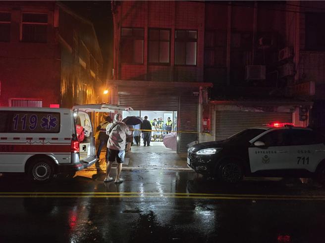 台中市清水区高美路1处民宅，1日凌晨遭5名移工持枪闯入，警方第一时间即逮捕1名越南籍嫌犯，他逃逸时遭被害人压制扭打，造成头部受伤，经送医无生命危险。（民眾提供／冯惠宜台中传真）