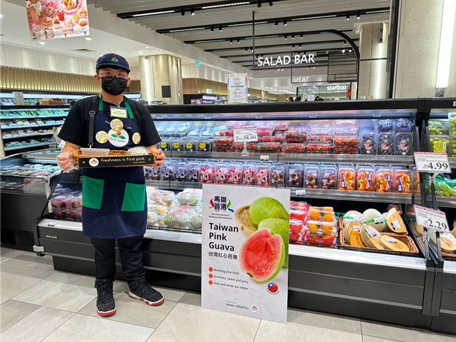 高雄市农业局近日将红心芭乐推销到星马市场。（农业局提供／林瑞益高雄传真）