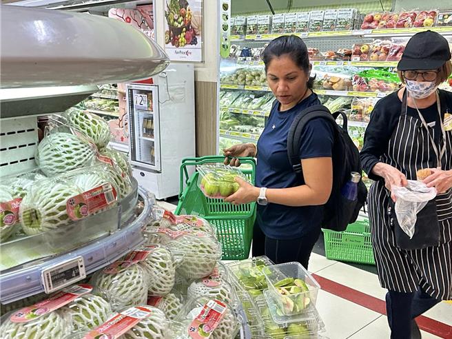 高雄市农业局近日将红心芭乐推销到星马市场，图为当地民眾在超市选购芭乐。（农业局提供／林瑞益高雄传真）